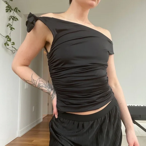 Cutesie Black Off-Shoulder Top - Picture 3 of 7